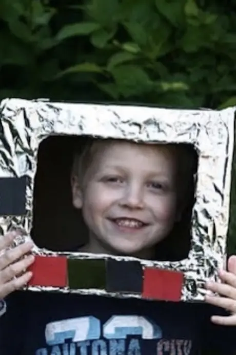 Kid with a space helmet from a carboard box