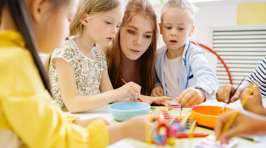 preschoolers watercoloring together