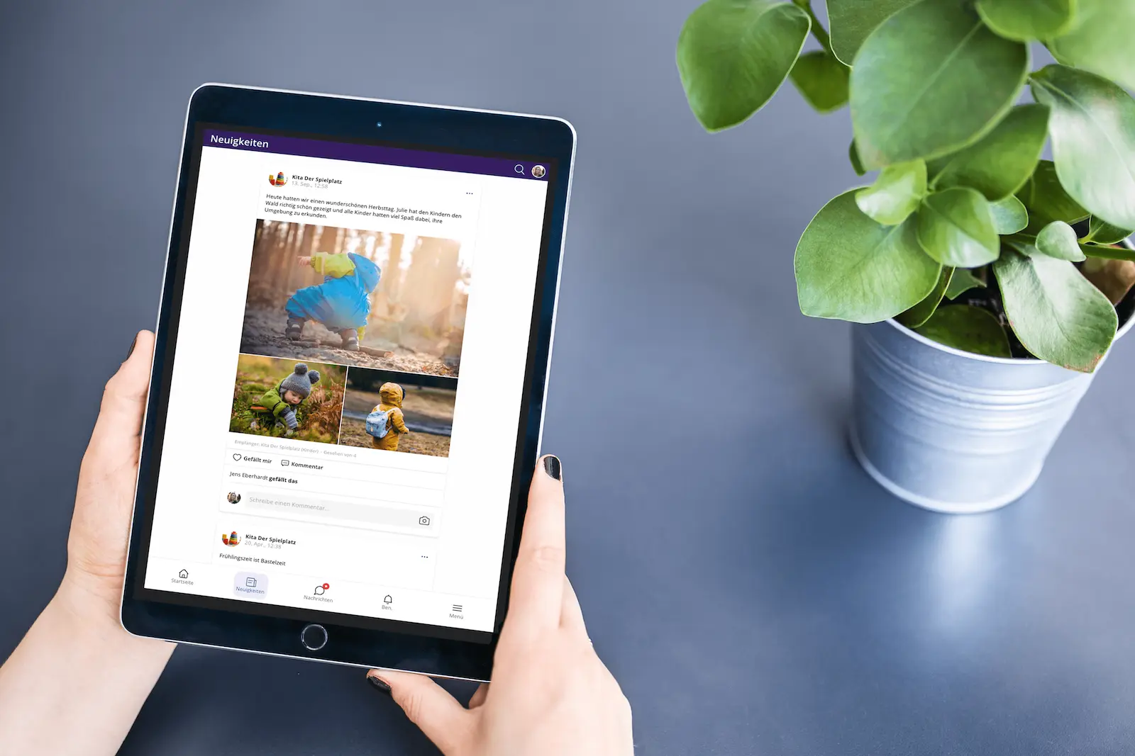 Hände halten ein Tablet mit geöffneter Famly-App
