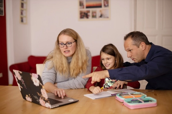 In der Schule wird es möglich, das Zwischenzeugnis durch ein Lernentwicklungsgespräch zu ersetzen.