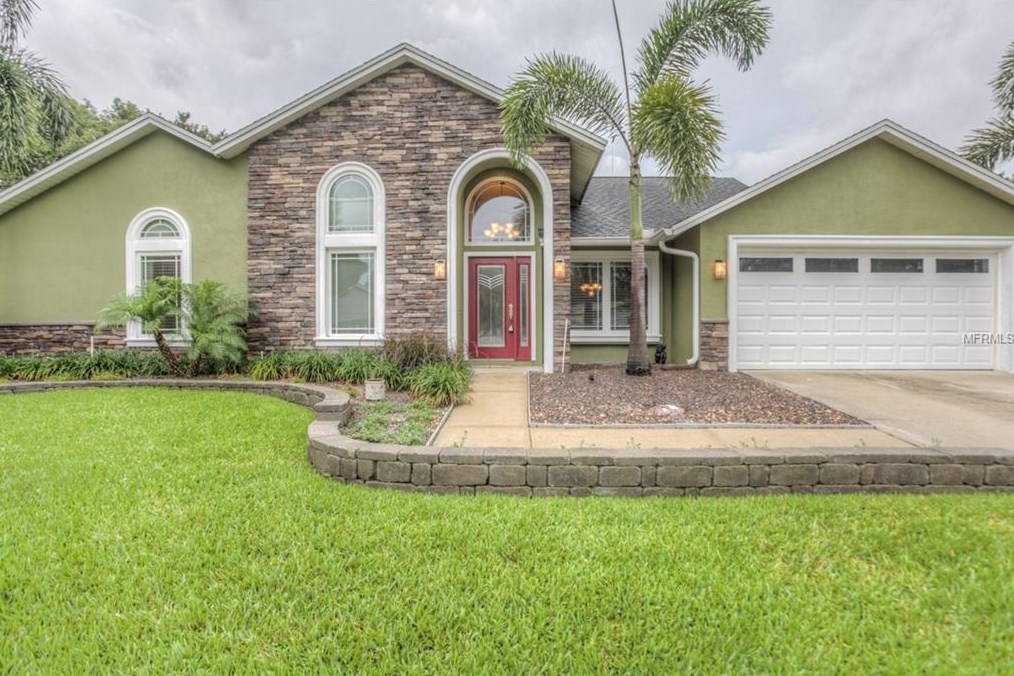 Window replacement contractor installing new windows in Tampa, FL