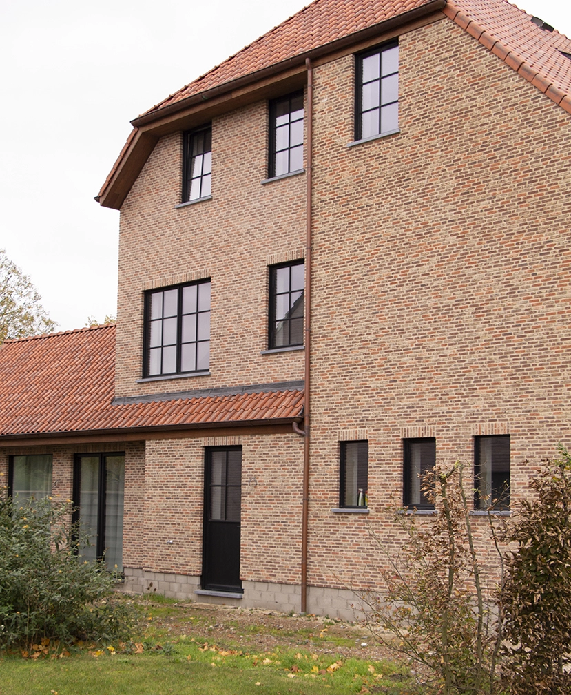 zwarte ramen en deuren voor woning