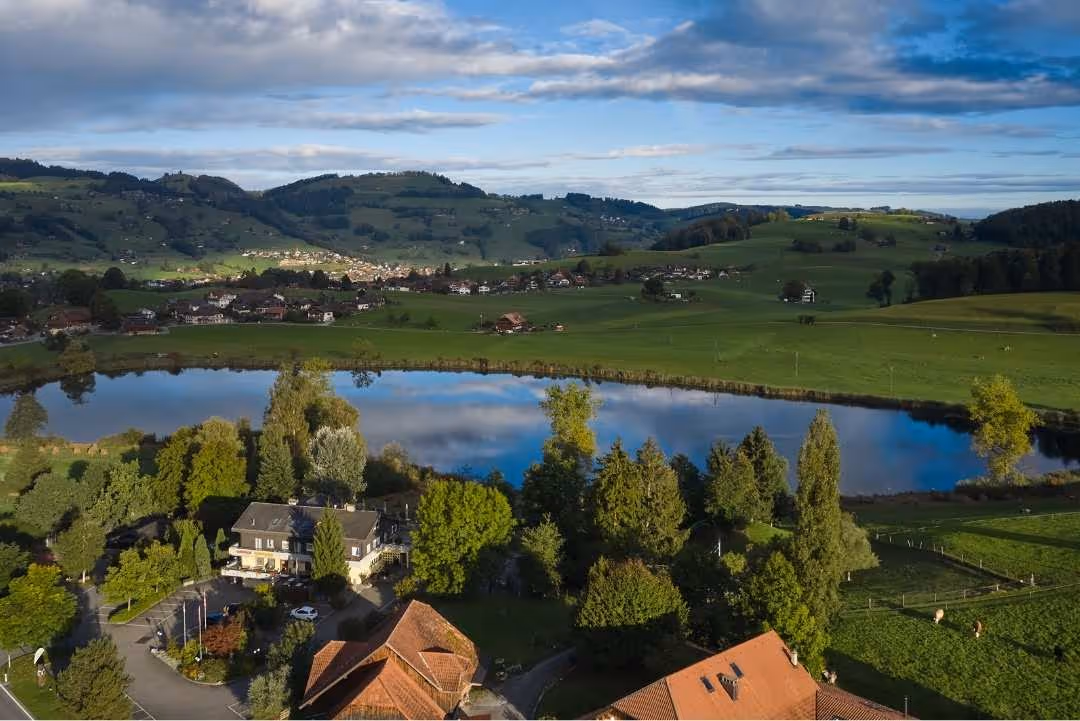 L'auberge de campagne Grizzlybär Längenbühl vue d'en haut avec le Dittligsee