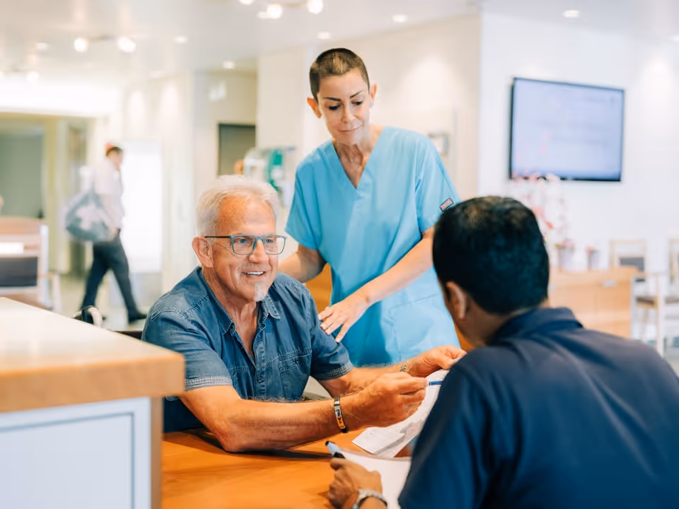 Arzt berät Rehabilitations-Patienten