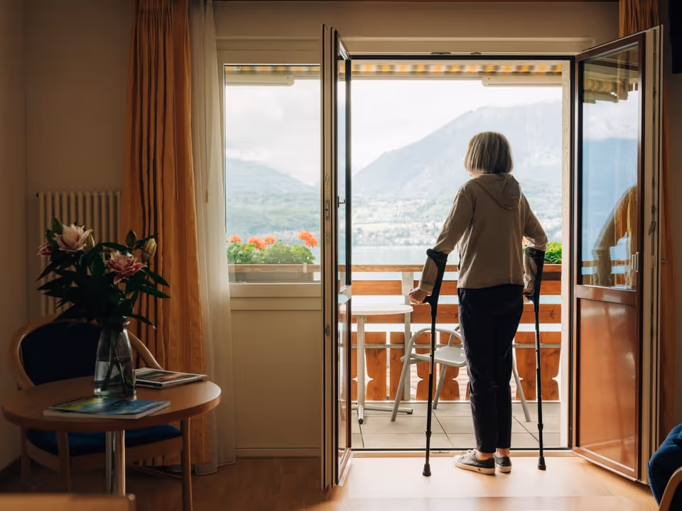 Patienten bewundern Aussicht in Patientenzimmer