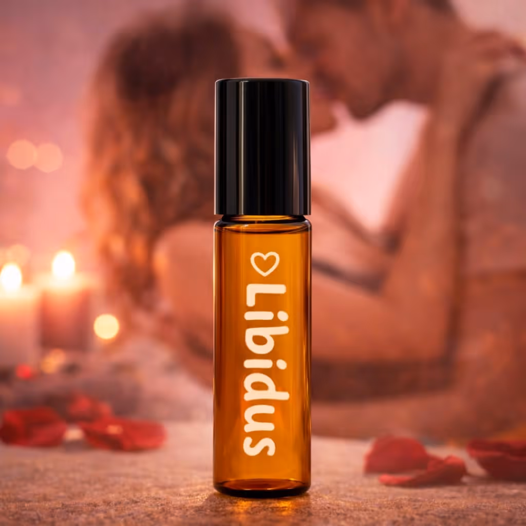 Garrafa âmbar com tampa preta com o rótulo Libidus, casal desfocado e velas sobre um fundo romântico.
