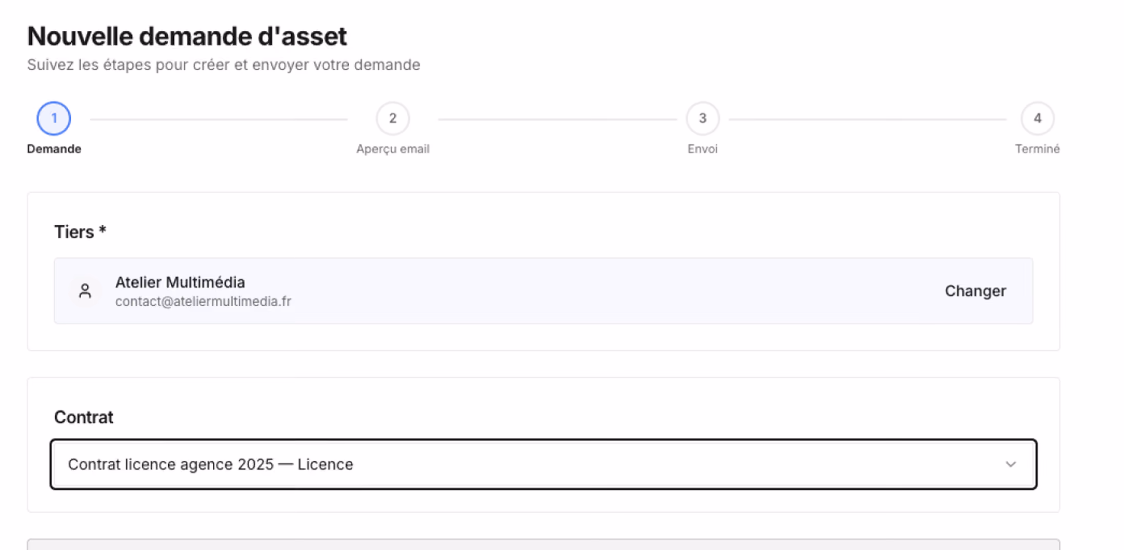 Formulaire de demande d'asset avec étapes, identifiant tiers et sélection de contrat licence agence 2025.