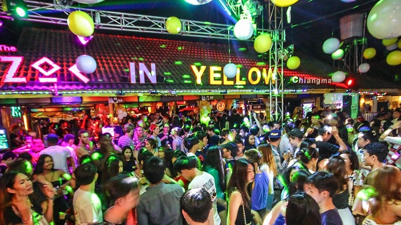 crowd partying a Zoe in Yellow bar in Chiang Mai