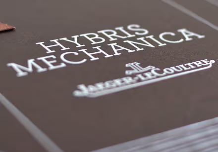 Direction artistique du livre Jaeger LeCoultre Hybris Mechanica, focus sur le titre de la couverture.