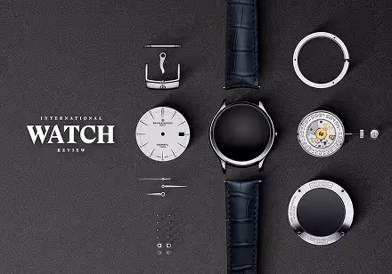 Mise en page du logo International Watch Review avec une montre démontée