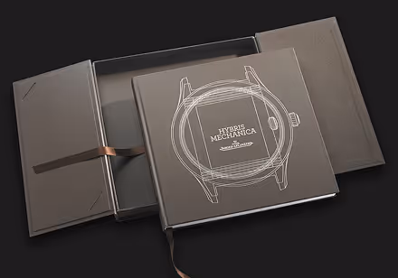 Direction artistique du livre Jaeger LeCoultre Hybris Mechanica, livre fermé posé sur son coffret.