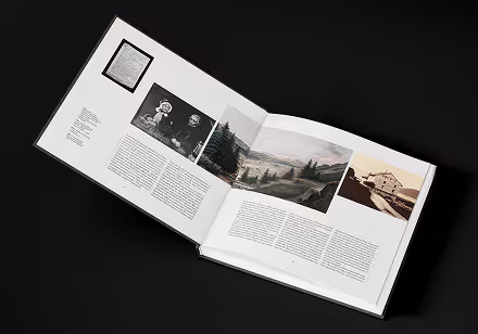Direction artistique du livre Jaeger LeCoultre Hybris Mechanica, livre ouvert sur une double page.
