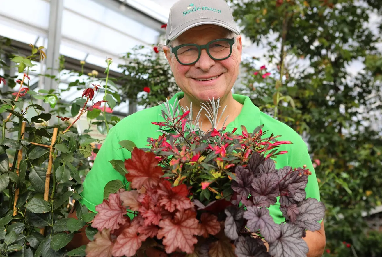 Erwin Seidemann mir Herbstblumen
