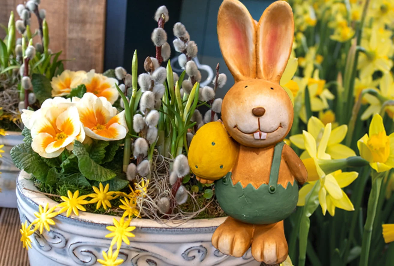 Osterhase mit Deko