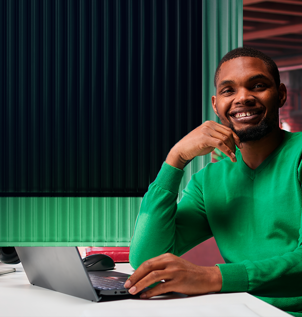Profissional sorrindo em frente ao notebook