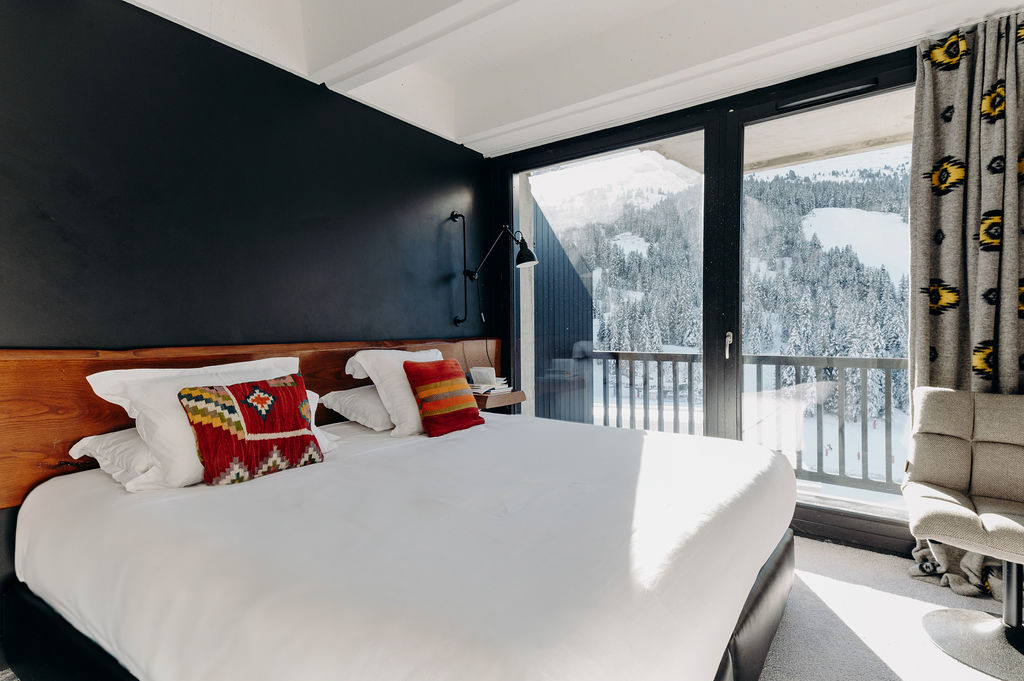 Chambre design classique de l'hôtel le totem à Flaine en haute savoie