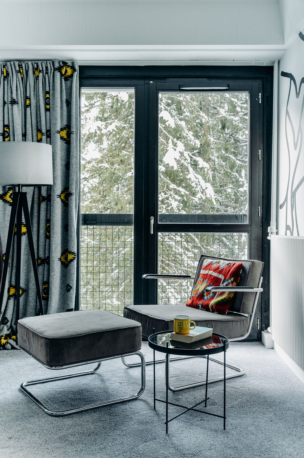 Chambre design avec balcon vue montagne de l'hôtel le totem à Flaine en haute savoie