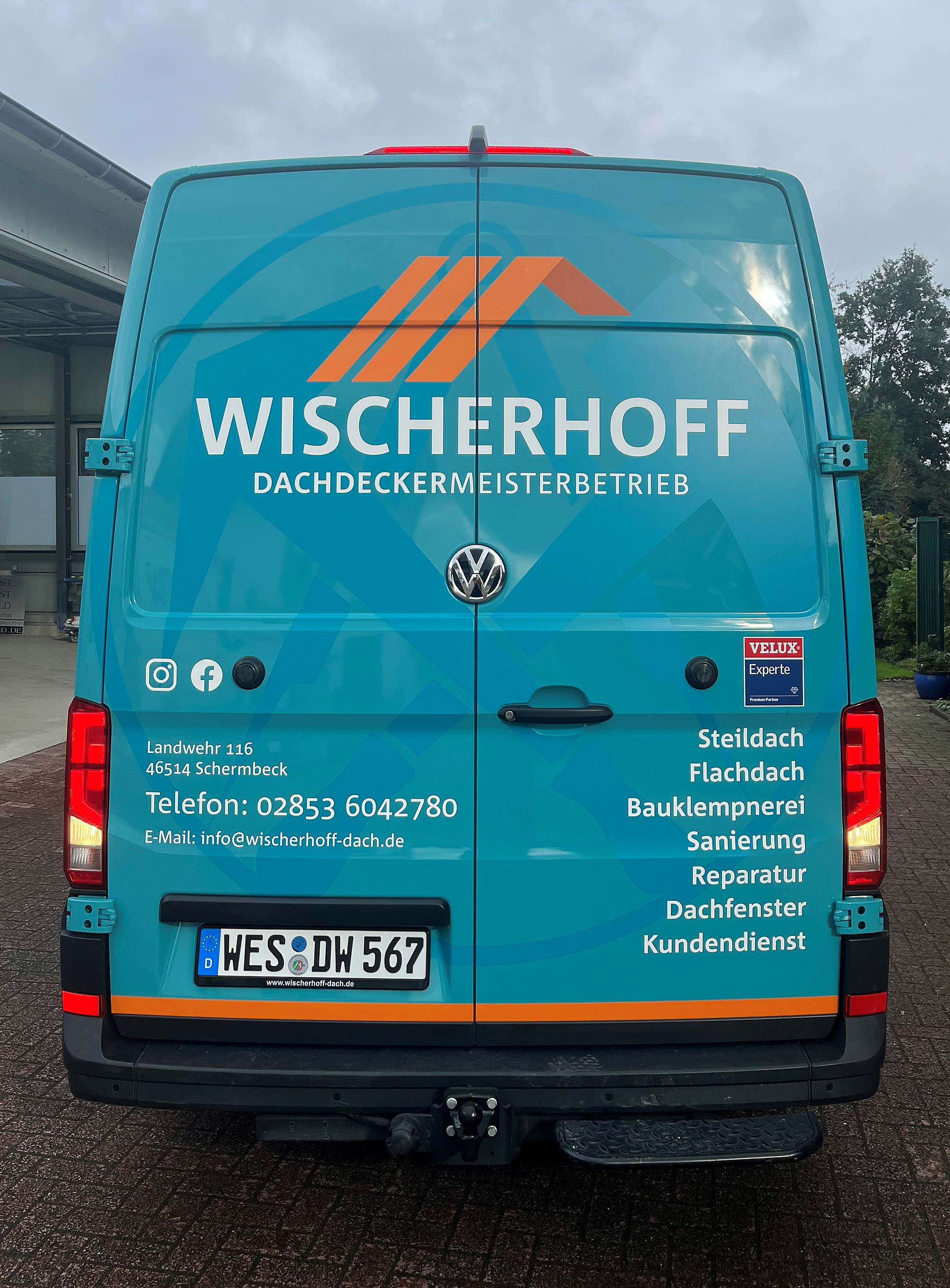 Heckbeschriftung des Wischerhoff-Transporters mit Kontaktdaten und Leistungen