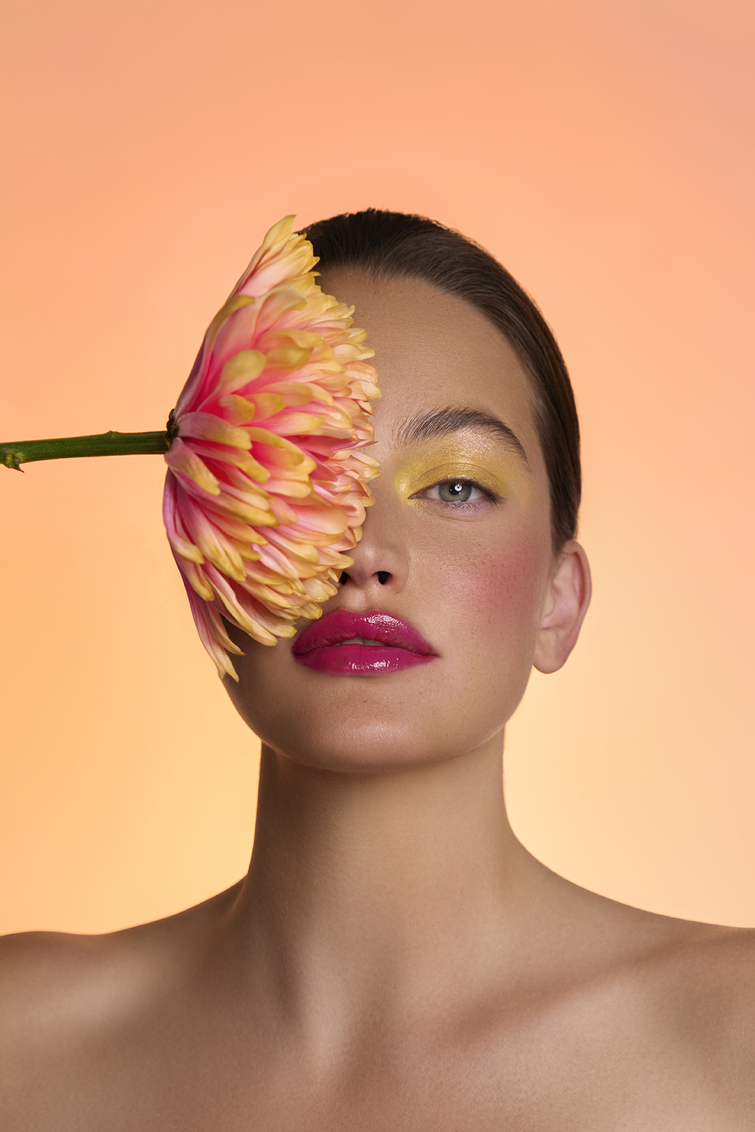 Beauty Make-up mit Blumen-Accessoire – Fotoshooting Zürich