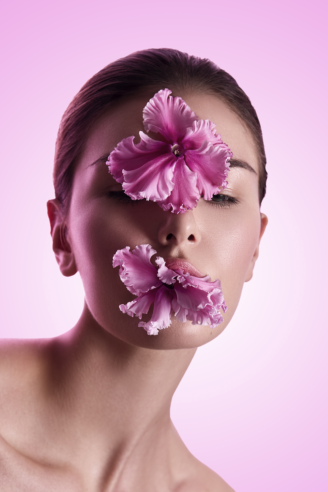 Beauty Editorial mit Blumen-Accessoire – Fotostudio Zürich