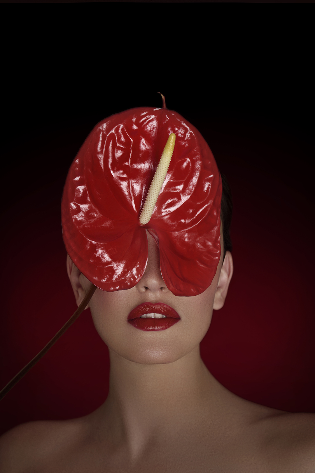 Beauty Editorial mit roter Blume vor den Augen – Fotografin Zürich