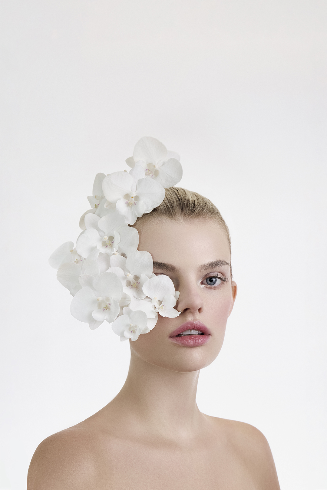Beauty Portrait mit weissem Blumenschmuck – Fotoshooting Zürich