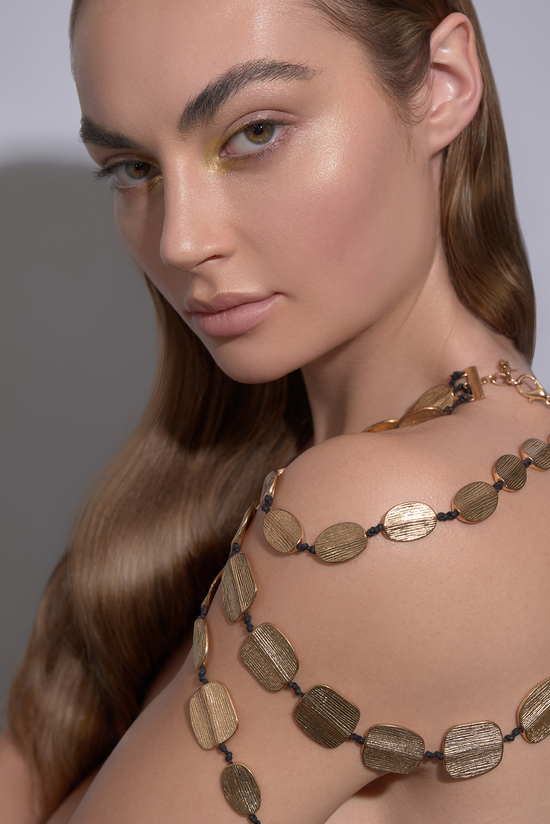 Beauty Editorial mit Schmuck-Accessoire – Fotostudio Zürich, Editorial Fotografie