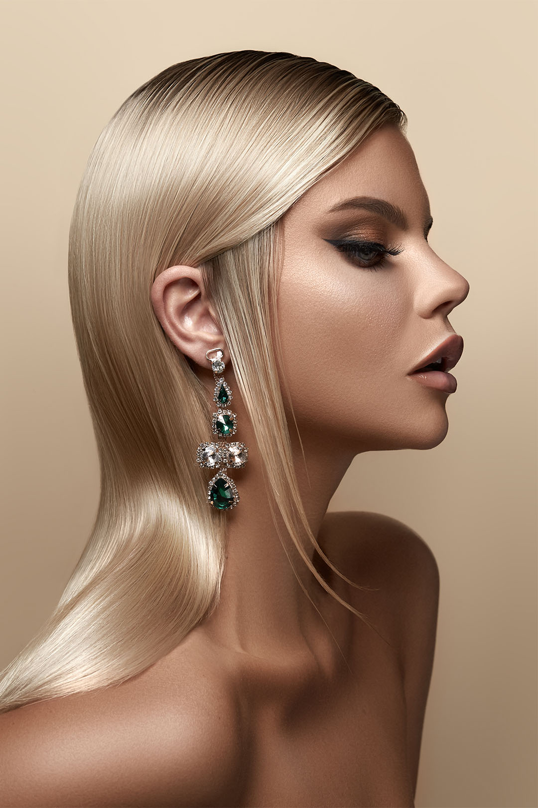 Luxuriöses Beauty Portrait im Profil mit glamourösem Make-up und Schmuck – Beauty Fotografie und professionelles Fotoshooting Zürich bei Fotografin Zürich Imagism Studio
