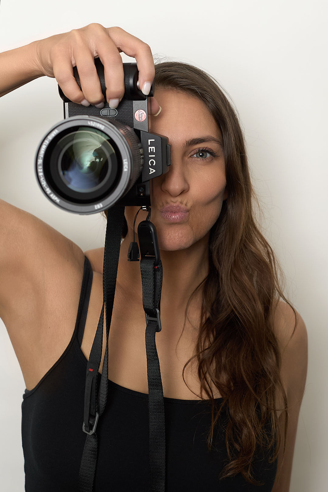 Luxuriöses Beauty Portrait im Profil mit glamourösem Make-up und Schmuck – Beauty Fotografie und professionelles Fotoshooting Zürich bei Fotografin Zürich Imagism Studio