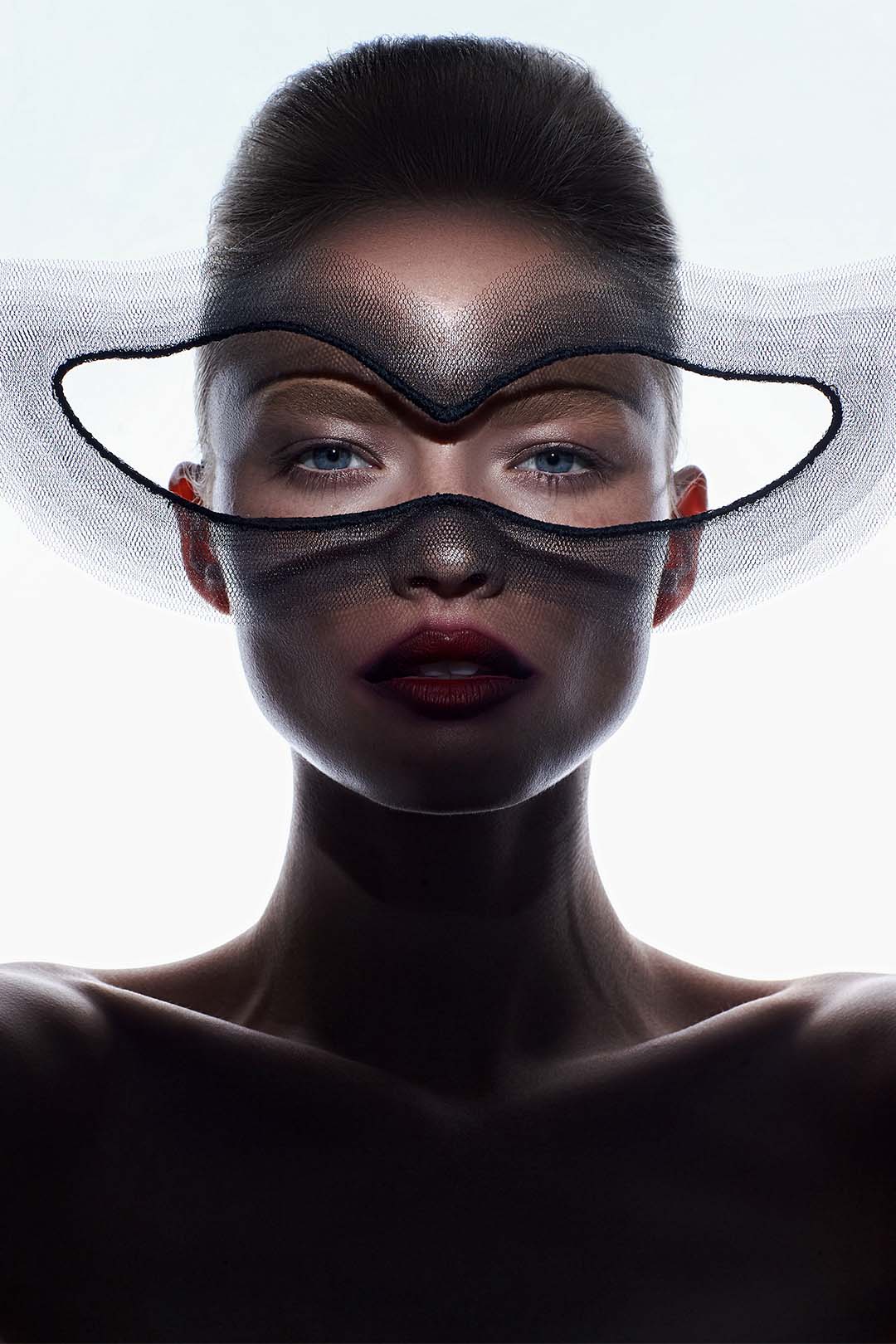 Avantgarde Beauty Make-up mit Netzmaske – Fotoshooting Zürich