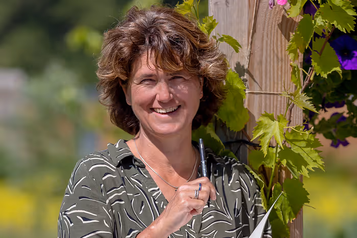 Hoe maak je als tuinontwerper écht verschil in een groenere leefomgeving? Over duurzame tuinen, biodiversiteit, beplantingskennis en de kracht van kleine groene ingrepen.