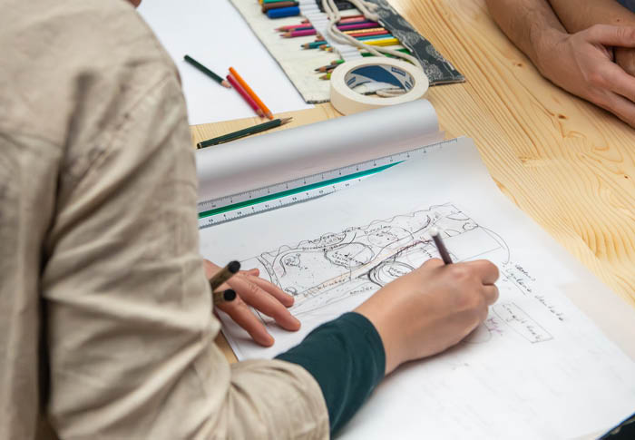 Studenten van de OntwerpAcademie maakten tijdens Leve de Tuin Festival tuinschetsen voor bezoekers. Een waardevolle praktijkervaring binnen de vakopleiding.