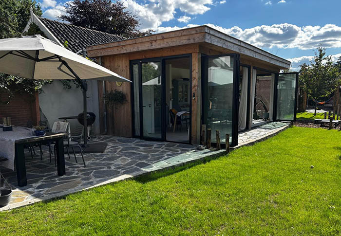 Ontdek hoe interieurontwerpers hun werkveld kunnen uitbreiden met tuinontwerp, beplantingsadvies en Biophilic Design. Binnen en buiten in één integraal ontwerp.