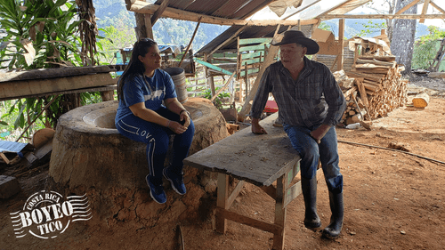 En pleno diálogo en su consultorio.