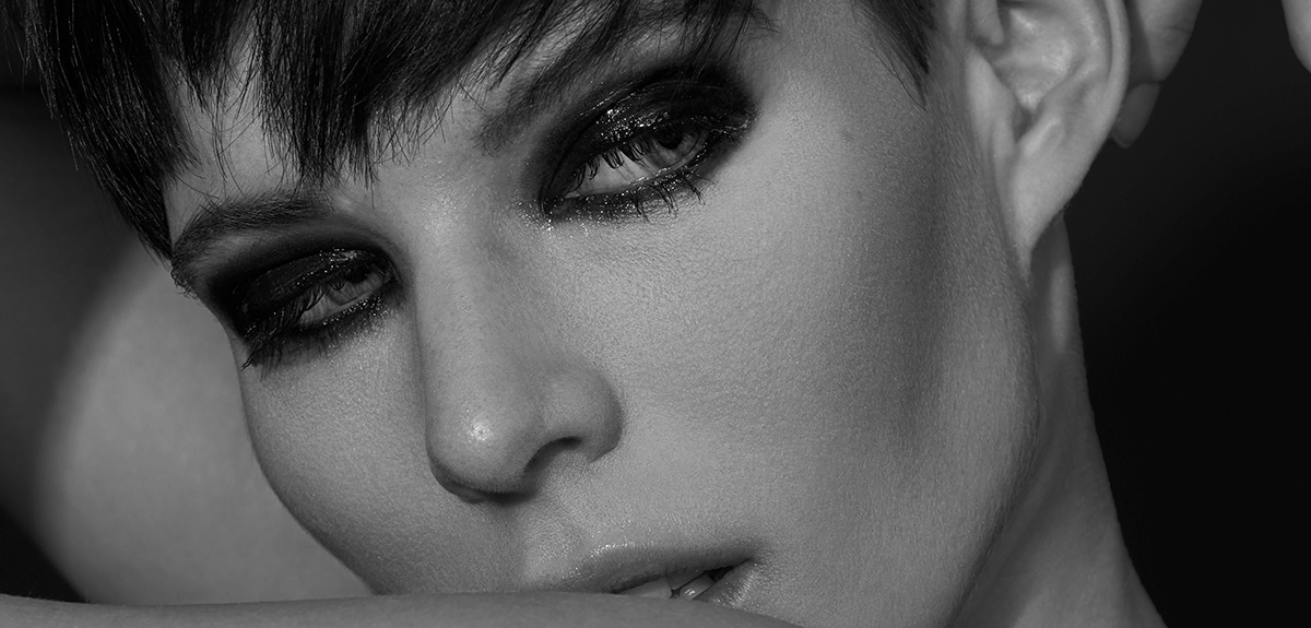 Beauty Portrait Nahaufnahme einer Frau mit dramatischem Augen-Make-up im Fotostudio Zürich – professionelle Beauty Fotografie und Fotoshooting Zürich bei Imagism Studio