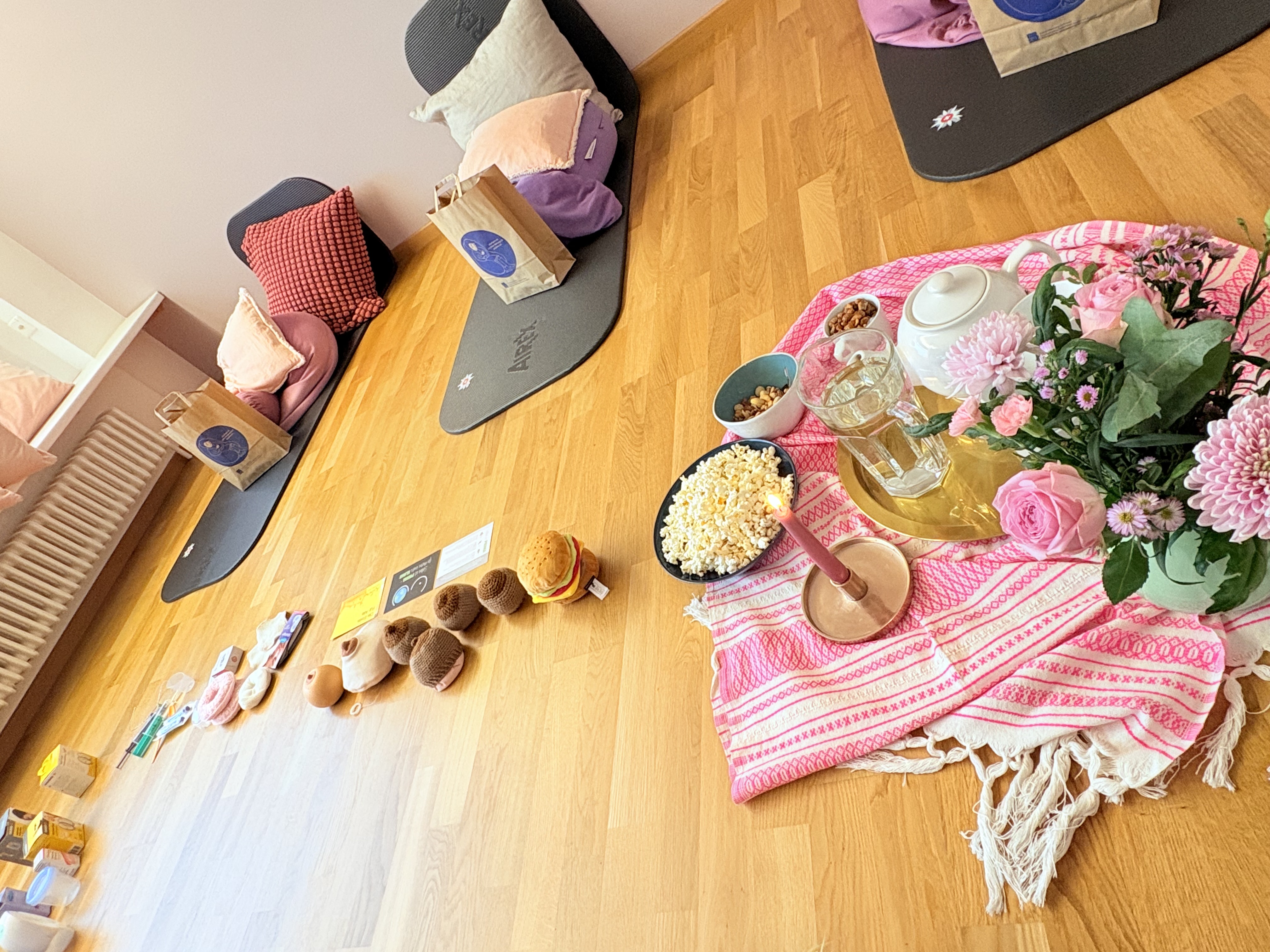 Tisch des Stillvorbereitungskurs mit unterschiedlichen Still-Unterlagen.