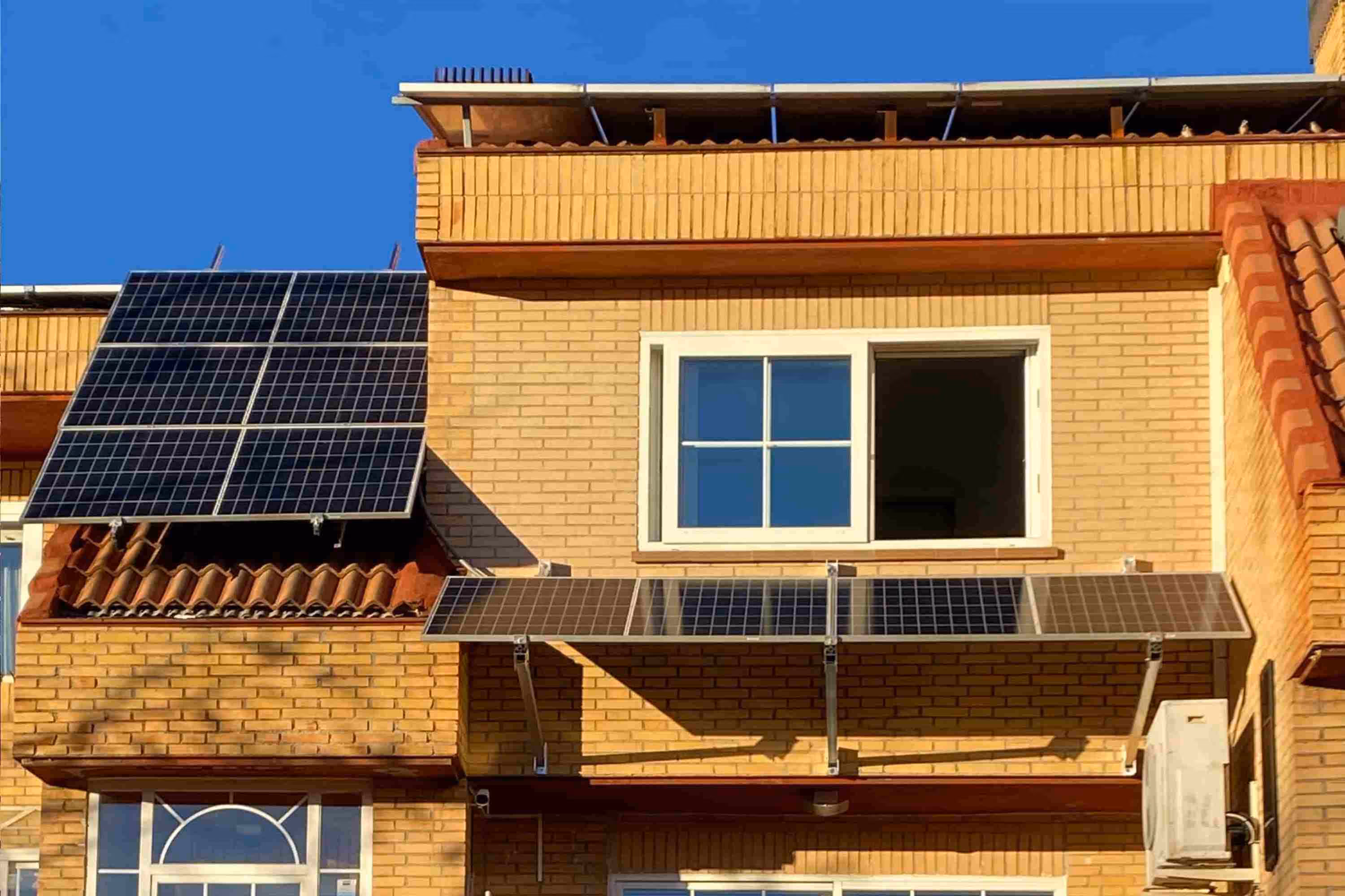 Een installatie van Tigo Energy optimizers in Spanje met meerdere arrays dakmodules. Tigo optimizers bestrijden mismatch om de prestaties van het zonnesysteem te maximaliseren.