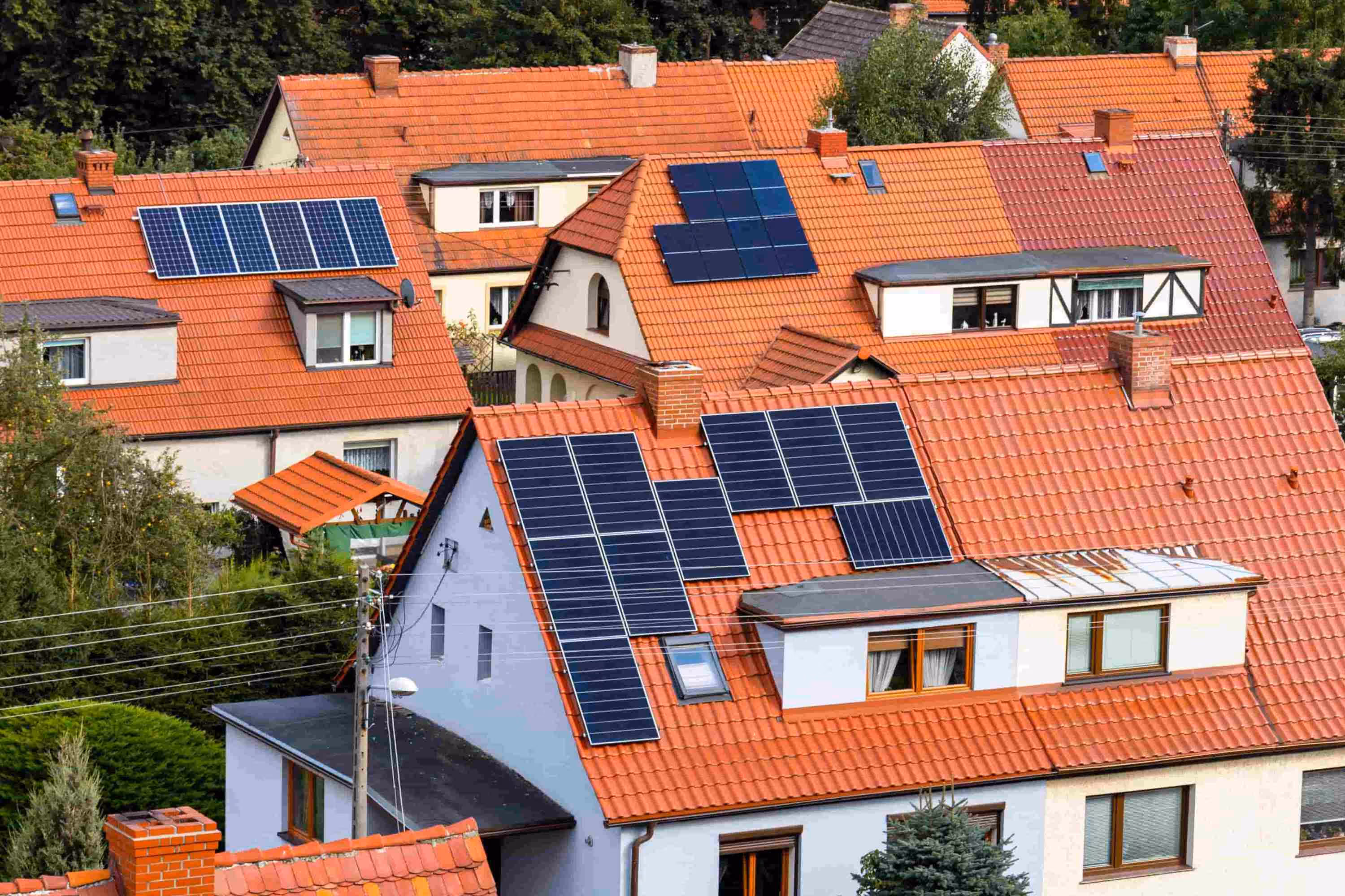 Zonnestroominstallaties op daken in Europa. Onderdeel van de Tigo EI Residential solar oplossing.
