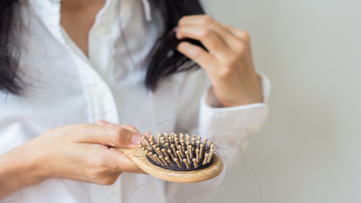 Pacientes com COVID podem apresentar quedas de cabelo.