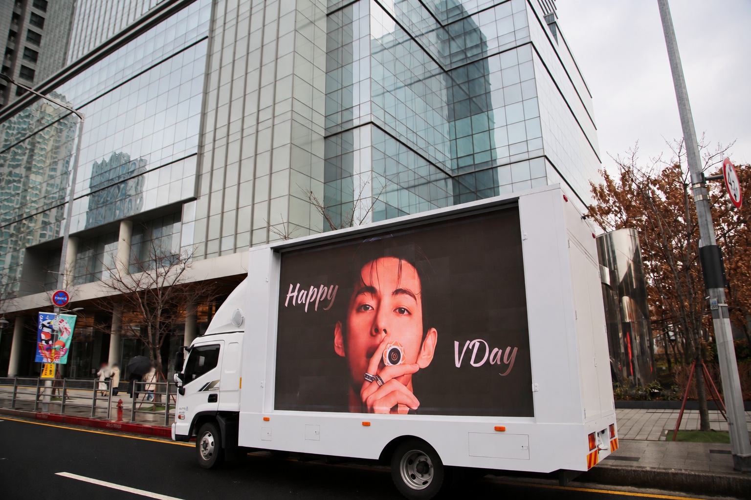3.5-ton double-sided LED truck