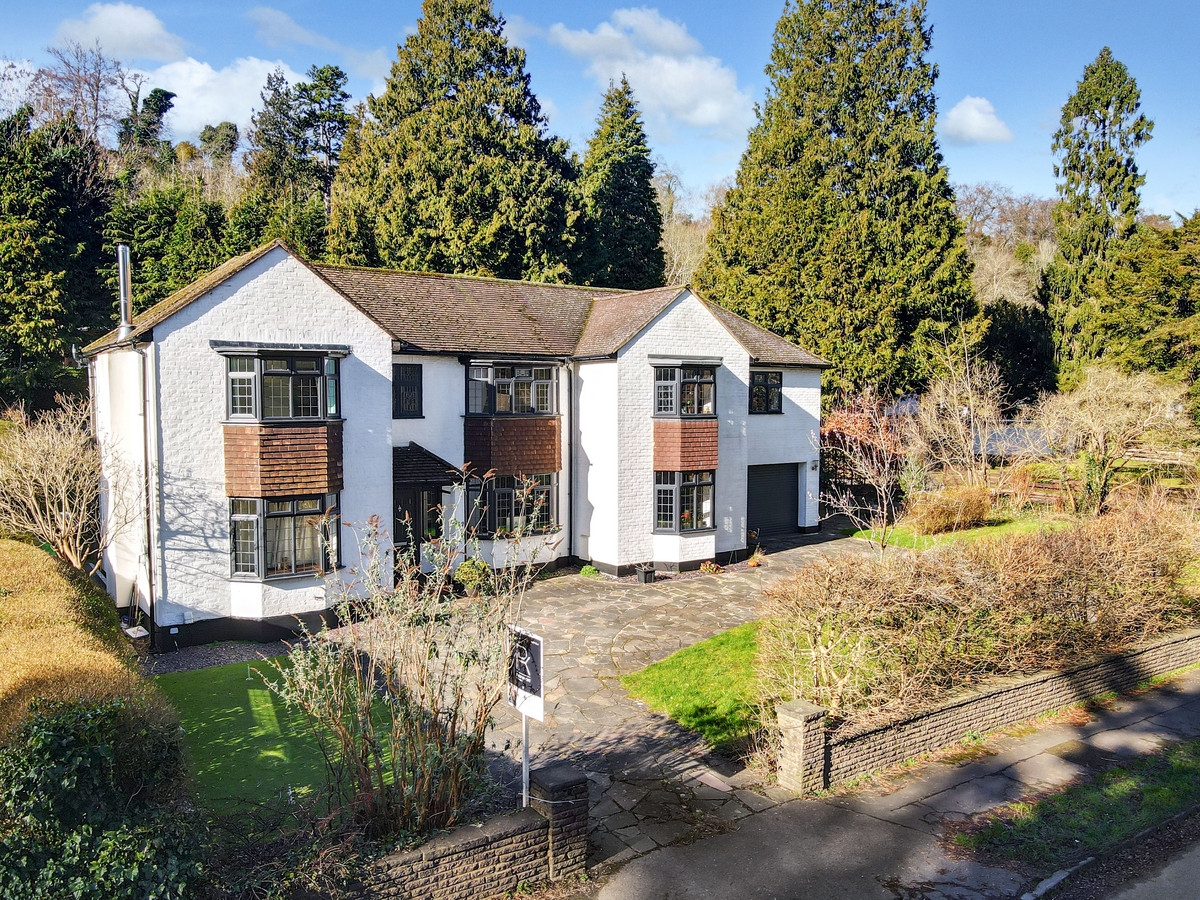Harestone Valley Road, Caterham, CR3