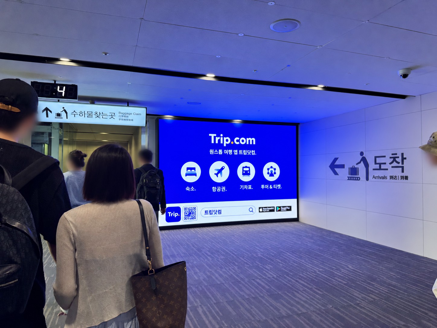 Gimpo Airport Domestic · 2F Arrivals Corridor · LED Package (DL-2-1) on-site photo