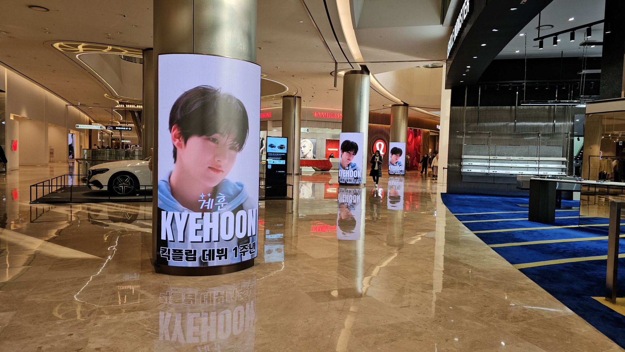 LOTTE WORLD MALL Curved Standing · On-site 4