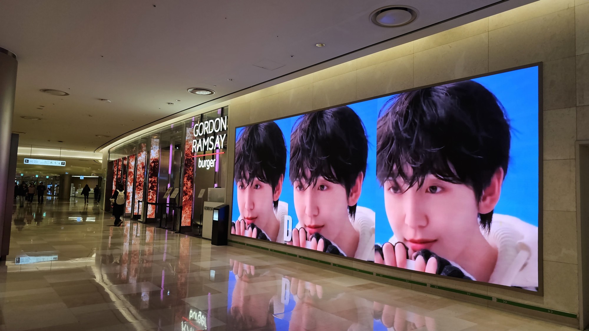 LOTTE WORLD MALL Art Canvas · On-site 3