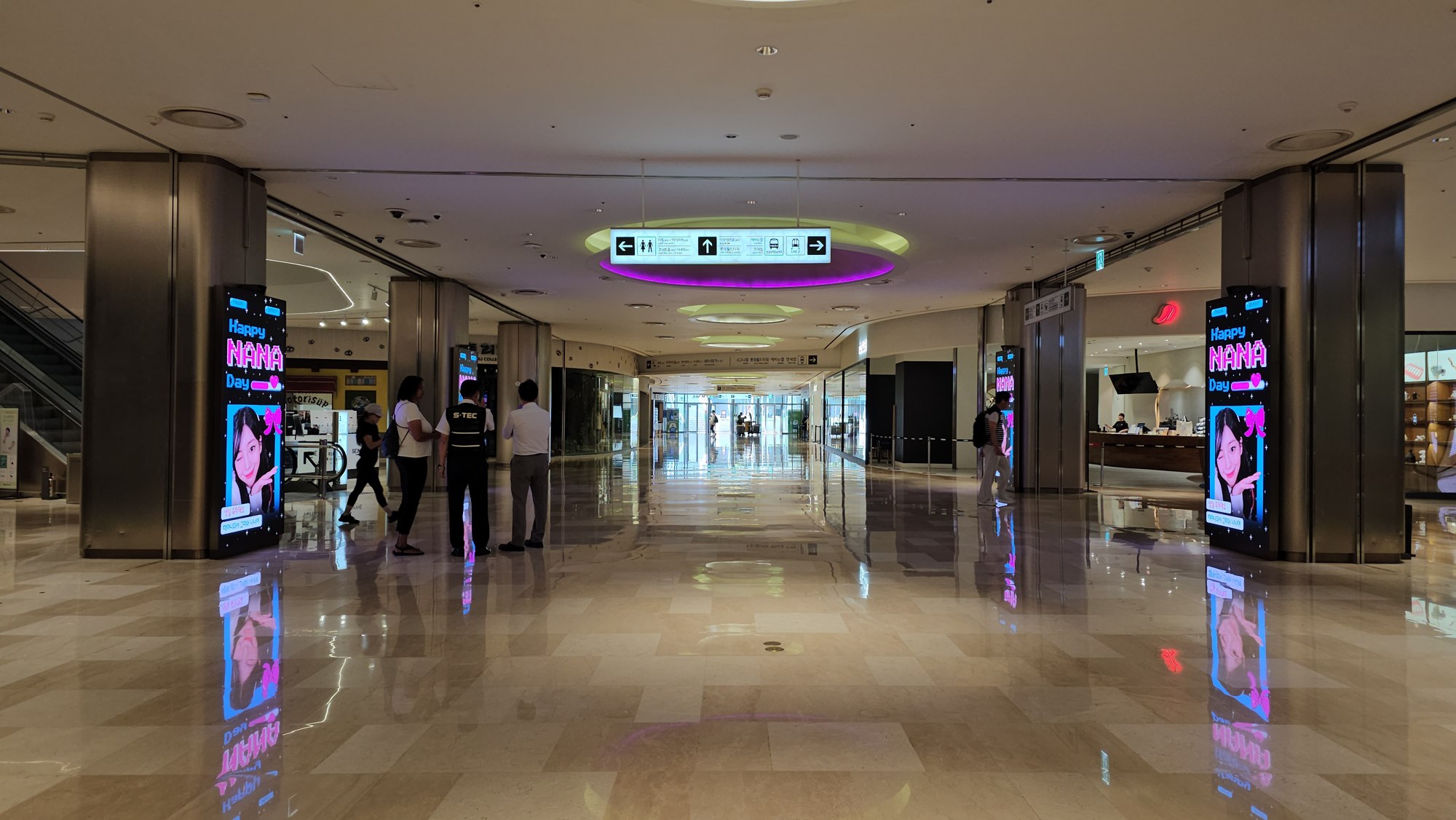 LOTTE WORLD MALL Square Standing · On-site 1