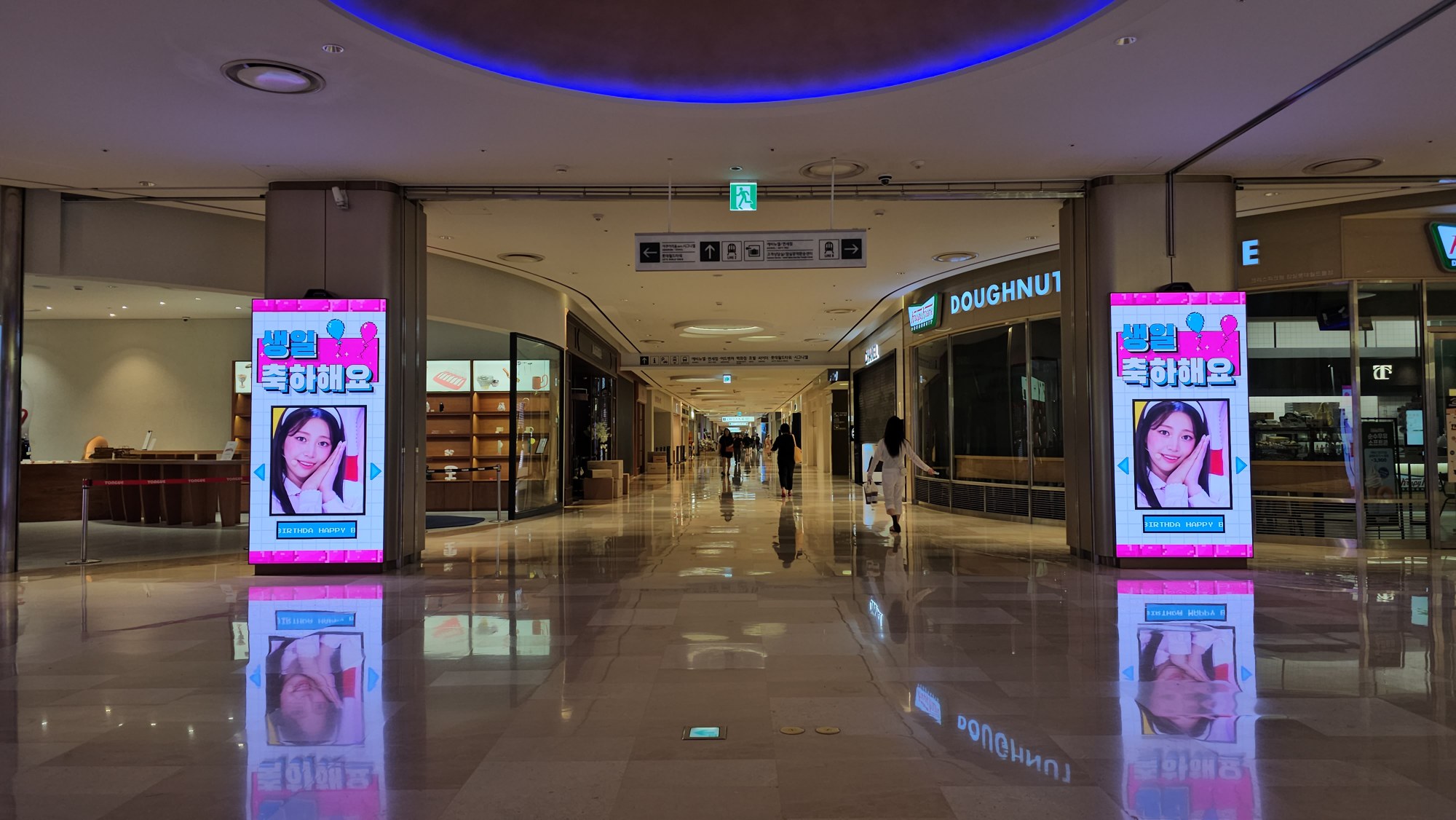 LOTTE WORLD MALL Square Standing · On-site 3