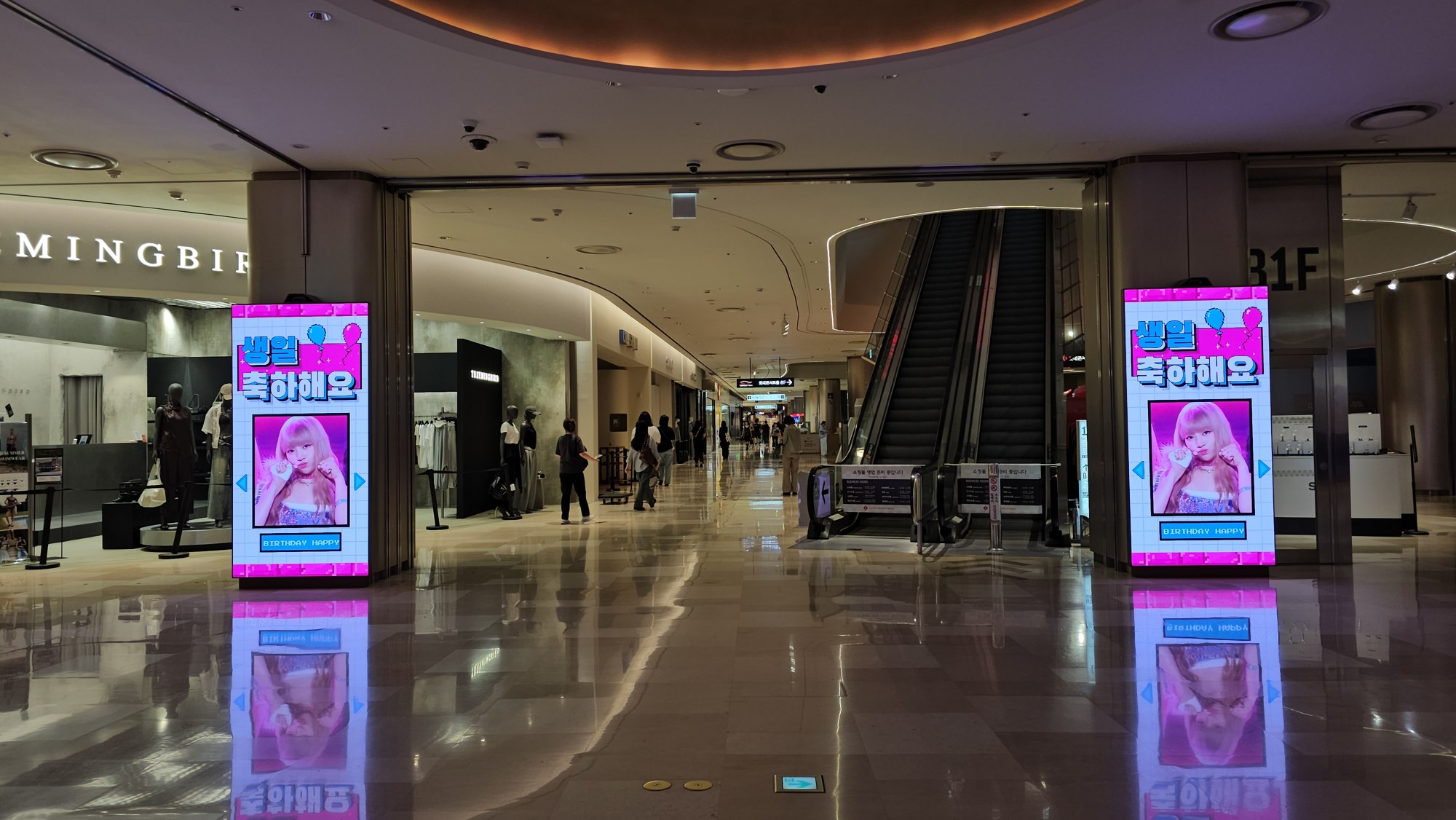 LOTTE WORLD MALL Square Standing · On-site 2