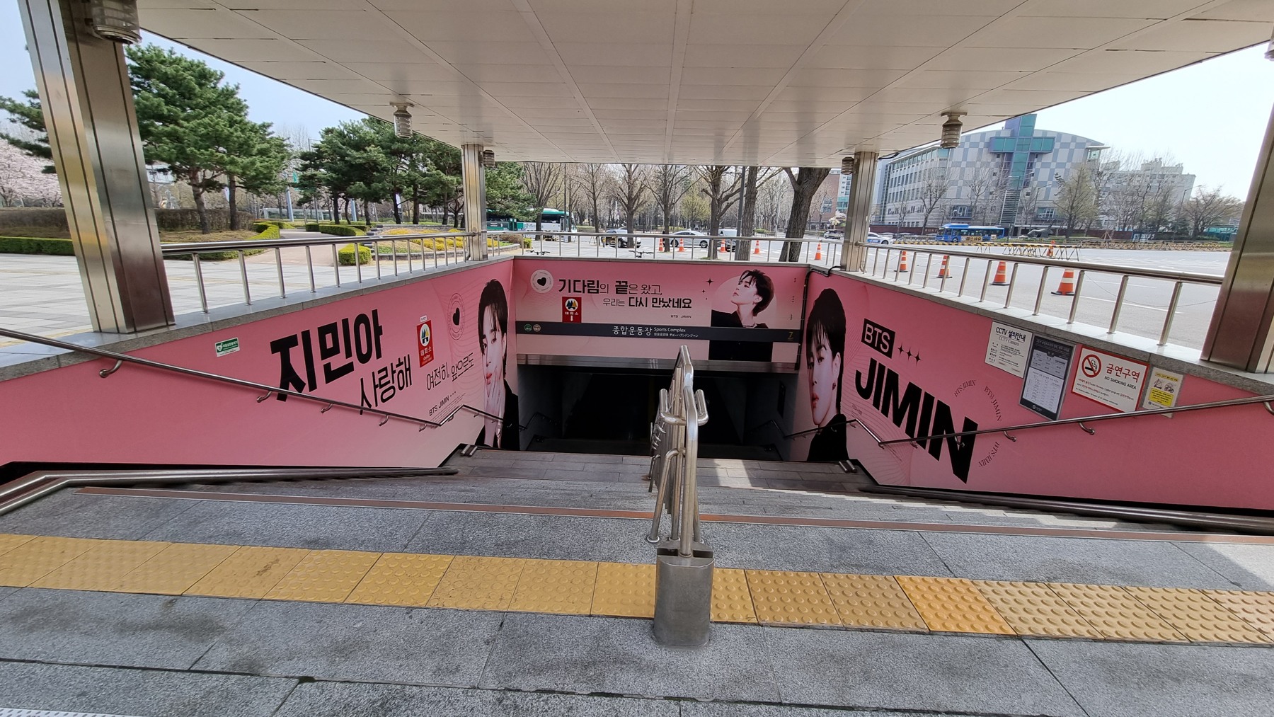 지하철역 랩핑 광고 1