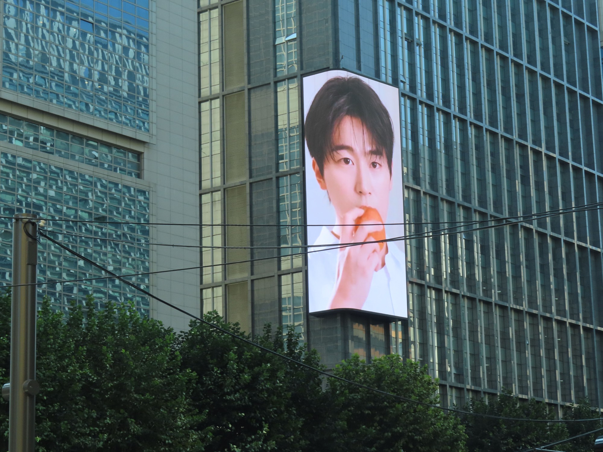 Samseong Station Luccen Tower · close view