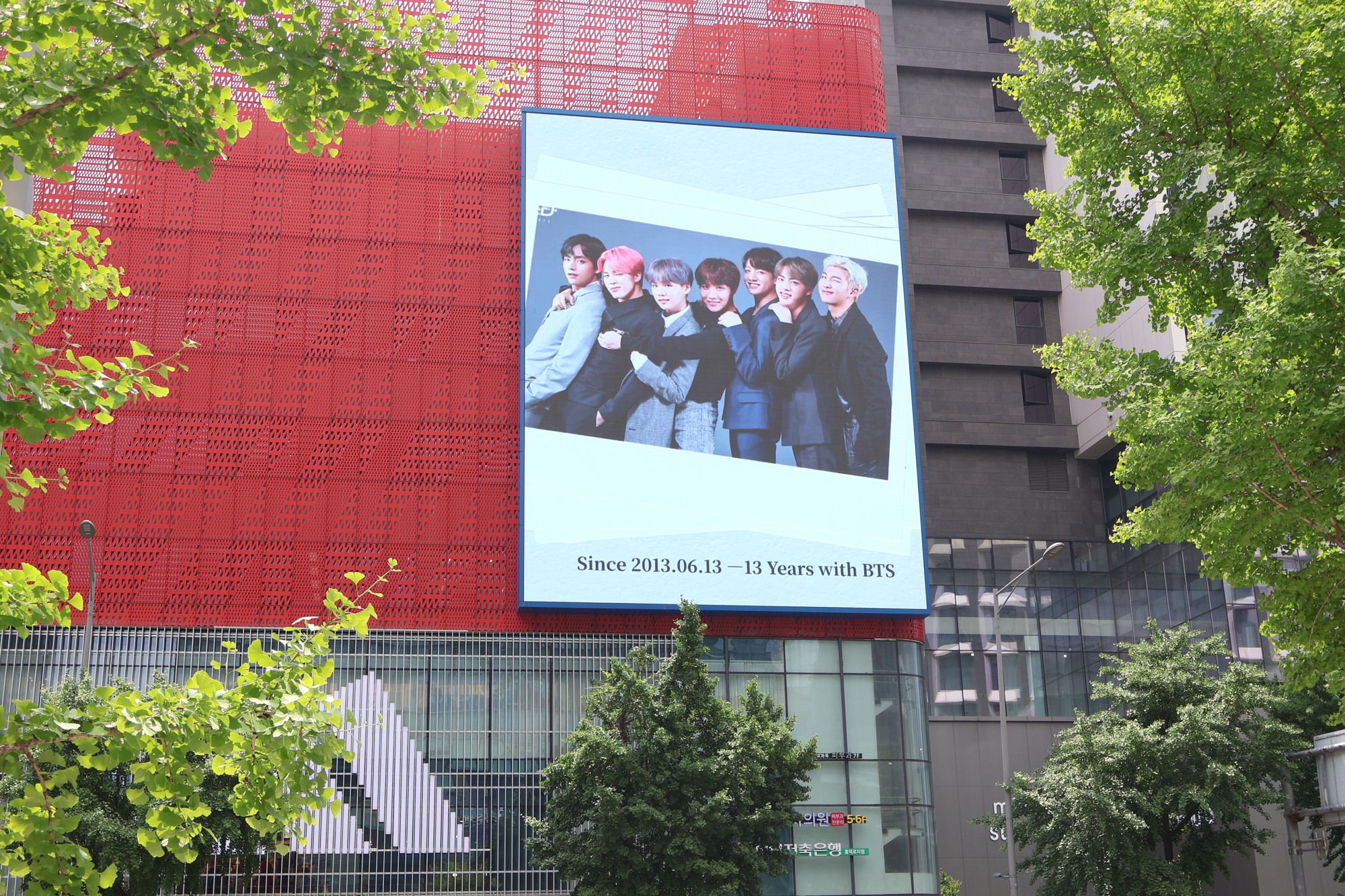 Hongik University Station Topline Tower · close view